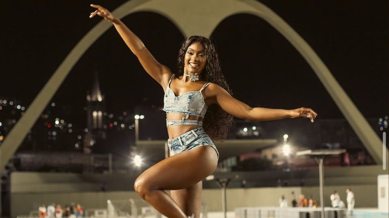 Erika Januza anuncia que deixou o posto de Rainha de Bateria da Viradouro