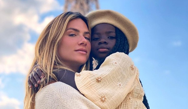 Giovanna Ewbank posta linda foto com a filha Titi em Paris
