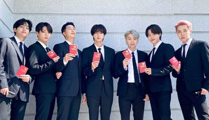 BTS recebe passaporte diplomático em encontro com presidente da Coreia do Sul