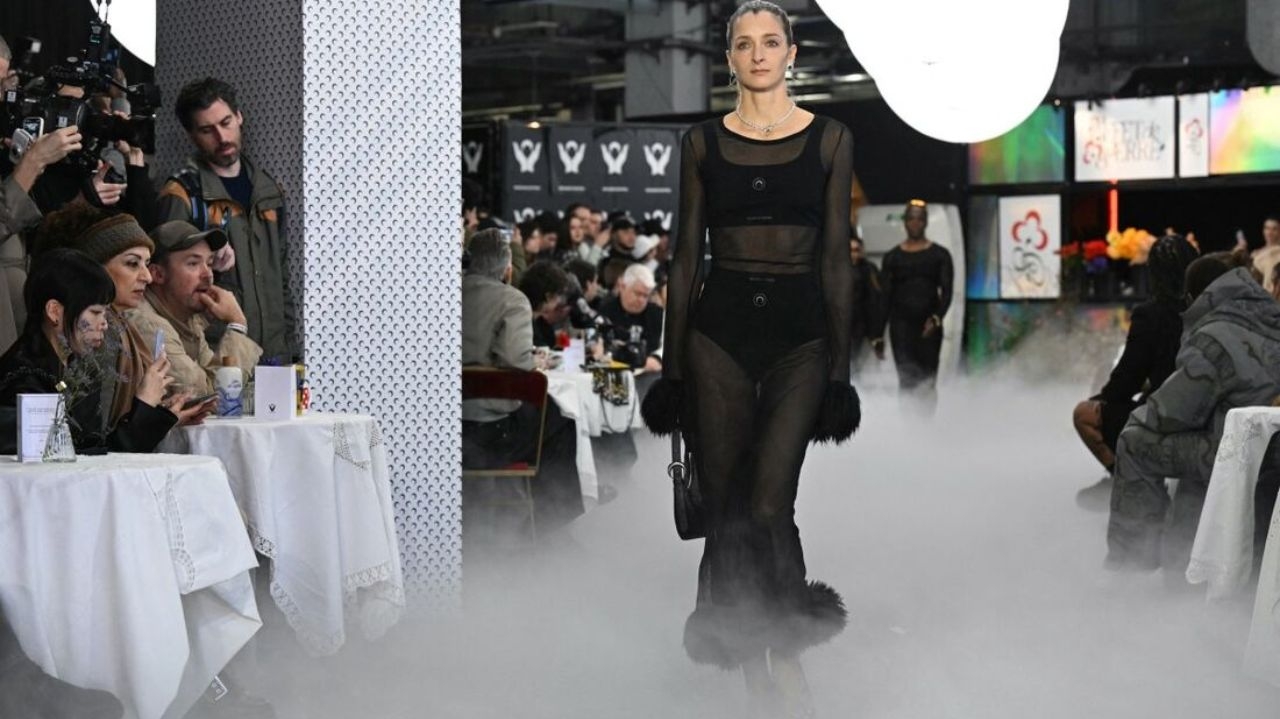 Celebridades apostam na transparência na Paris Fashion Week