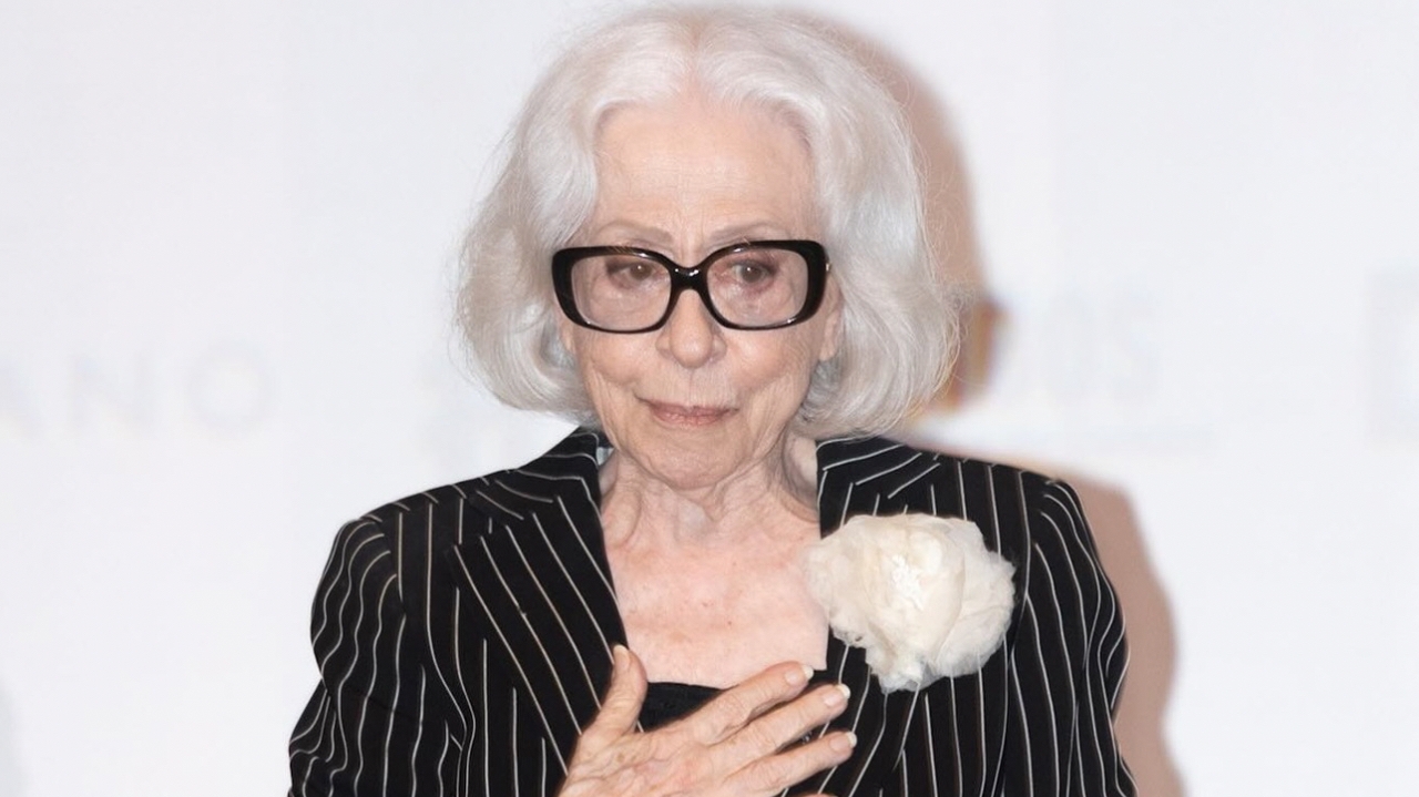 Fernanda Montenegro faz aparição surpresa e é ovacionada na pré-estreia de Vitória