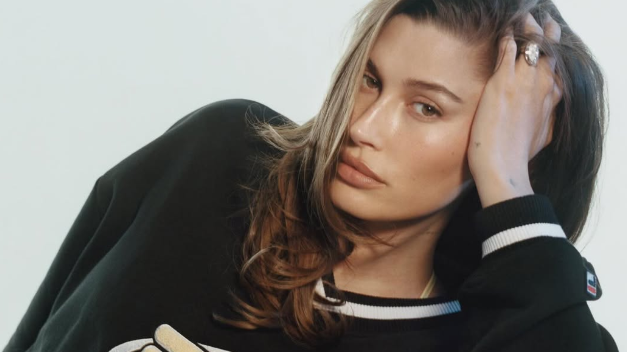 Hailey Bieber compartilha novo truque de maquiagem com seus seguidores