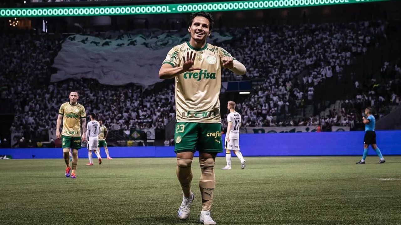 Raphael Veiga se torna o jogador com mais gols em clássicos no Palmeiras