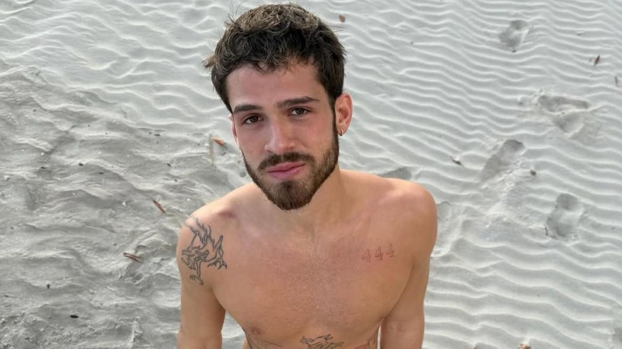 João Guilherme aparece com braço imobilizado após lesão em aula de boxe