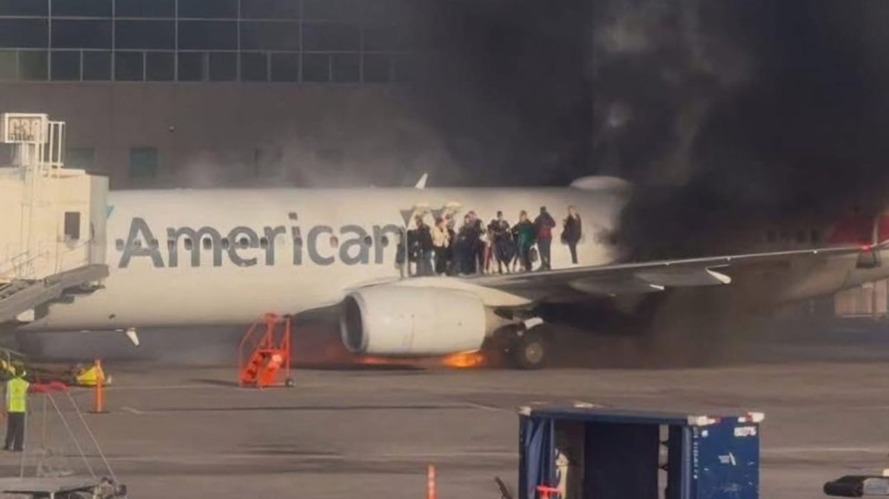 Aeronave pega fogo em Aeroporto de Denver, nos Estados Unidos