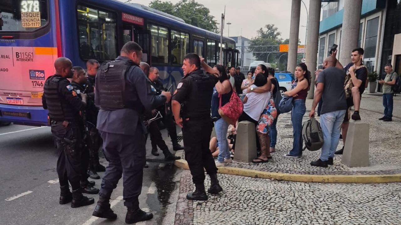 Ônibus com 70 passageiros é sequestrado no Rio de Janeiro