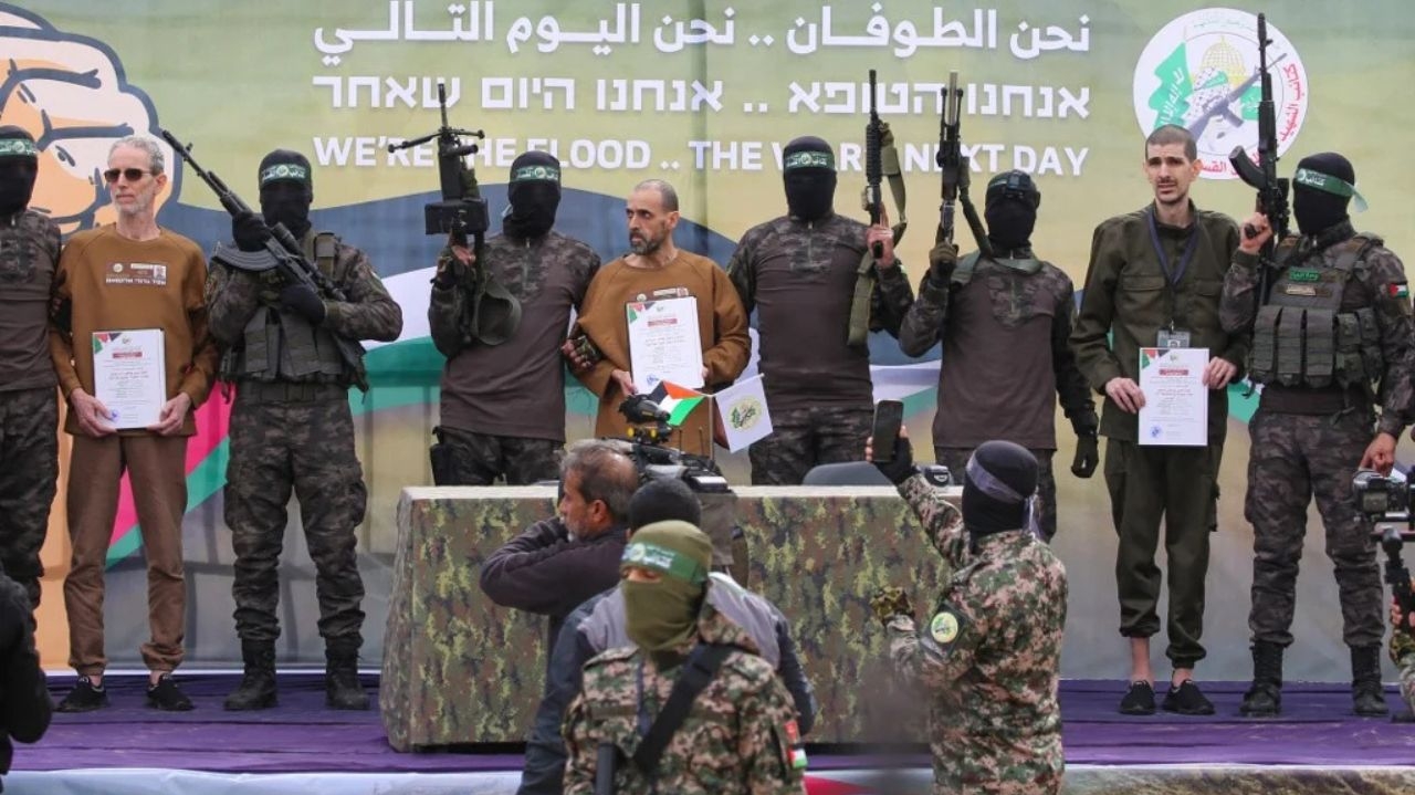 Terroristas do Hamas aceitam libertar refém israelense-americano e entregar mais quatro corpos