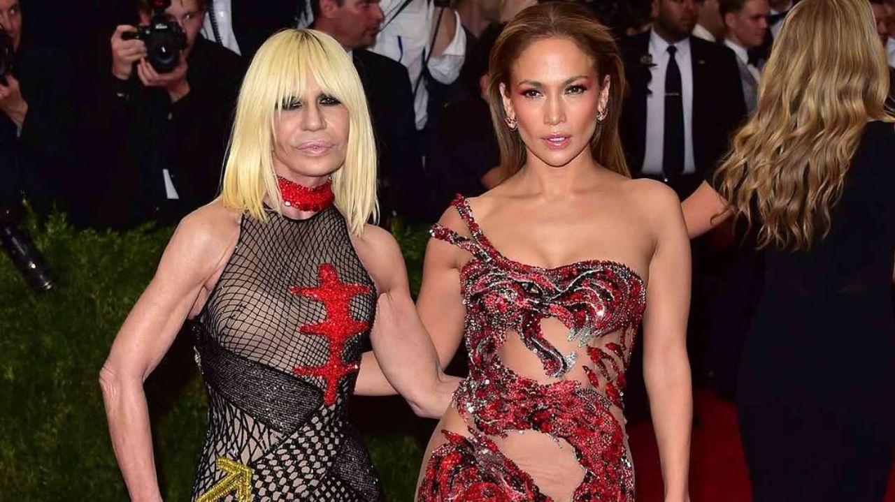 Jennifer Lopez homenageia Donatella Versace após sua saída da direção criativa da grife