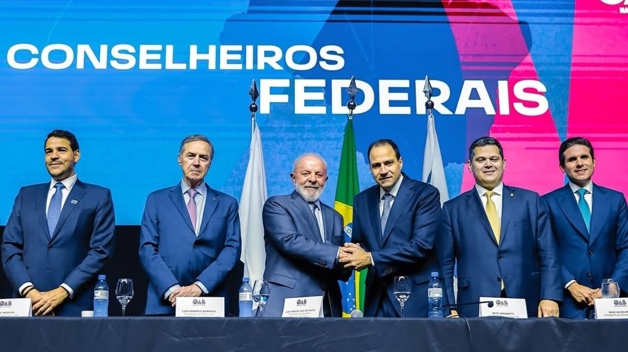 Presidente Lula menciona ditadura militar e atentado de 2022 em discurso na OAB