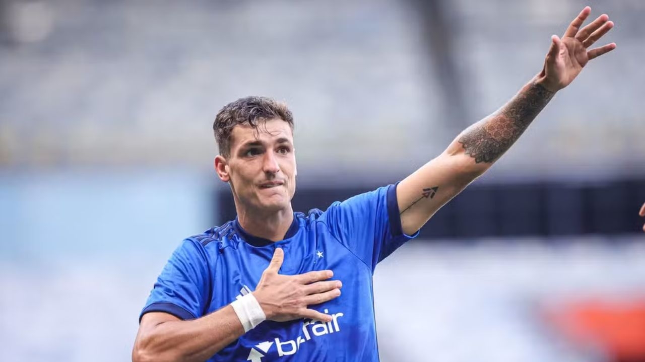 Juan Dinenno retorna aos treinos com bola e anima torcida cruzeirense