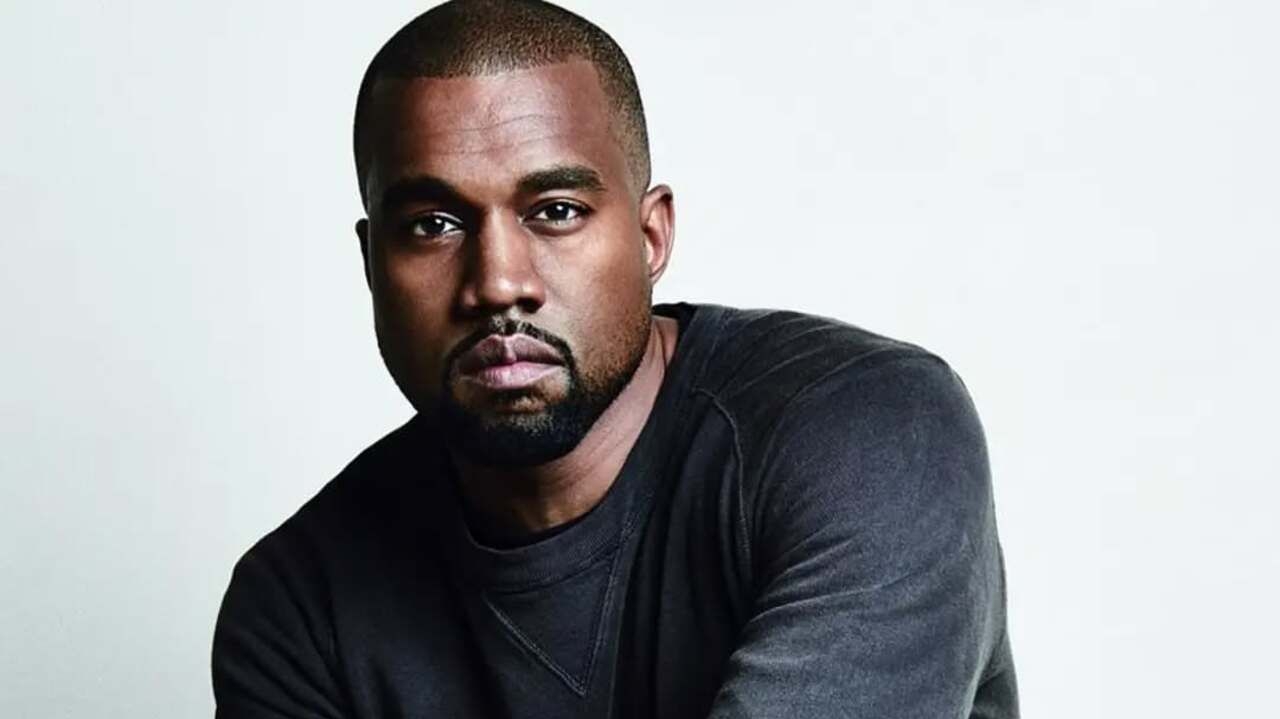 Kanye West recebe apoio de Diddy em ligação da prisão após lançamento de faixa polêmica
