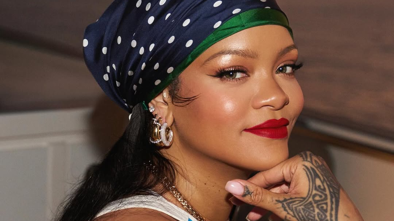 Rihanna lança novo chinelo em parceria com a marca Puma