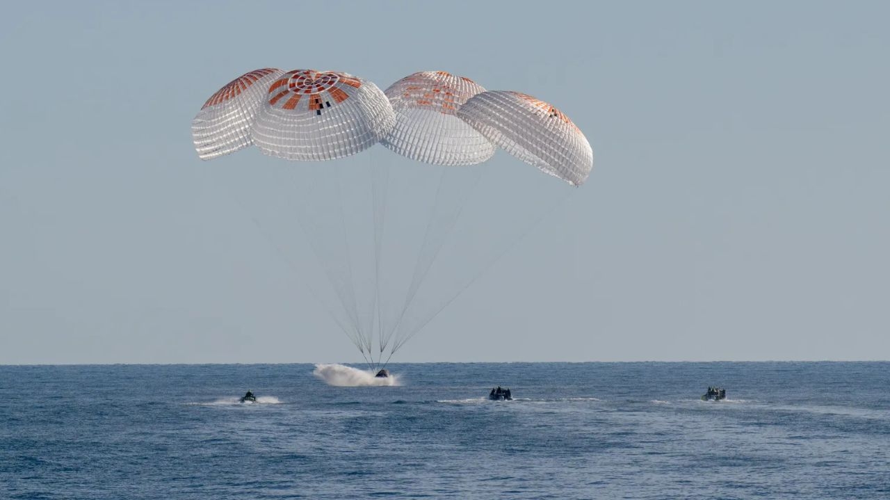 Astronautas retornam à Terra após 9 meses no espaço