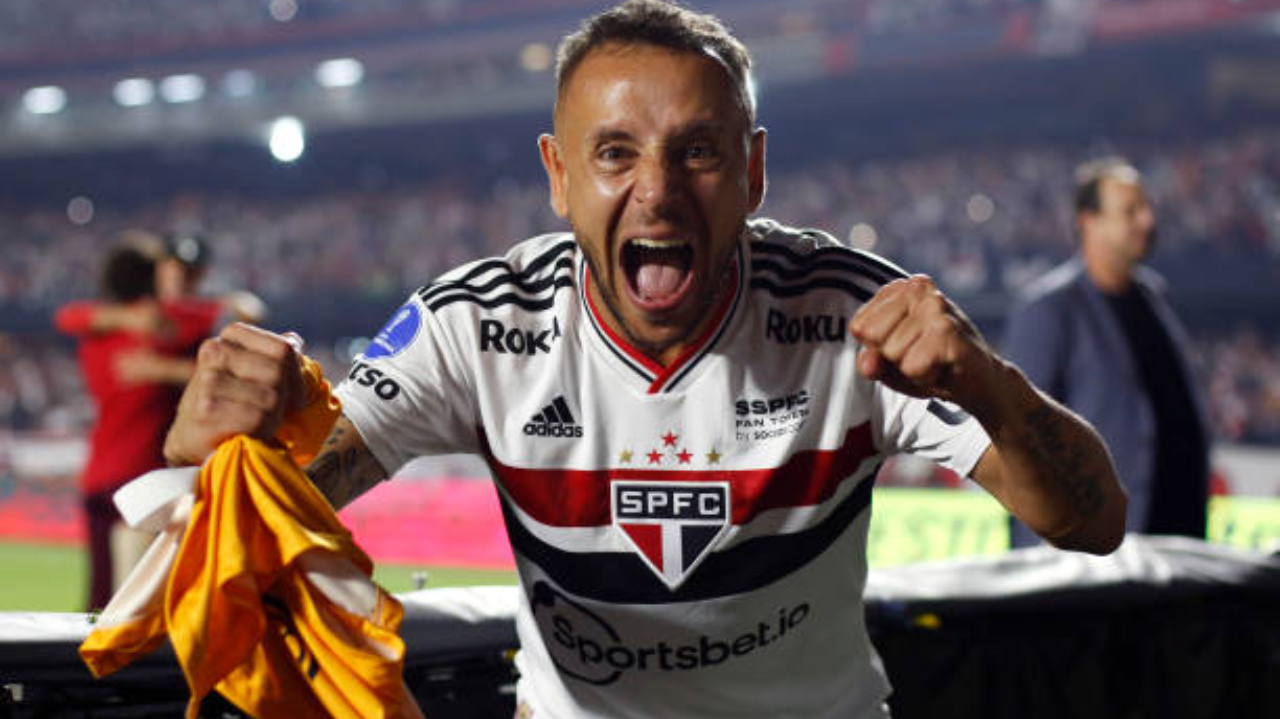 Rafinha rescinde com o Coritiba e vira opção no mercado