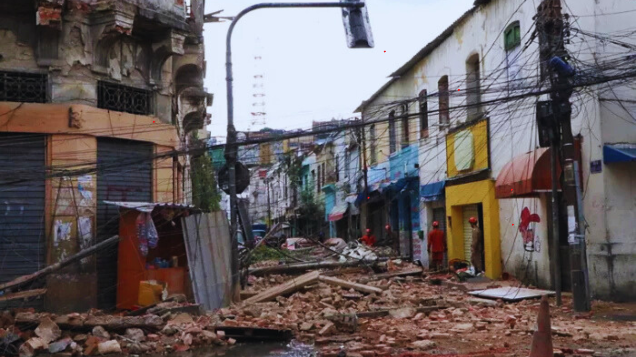 Homem morre após casarão antigo desabar no Rio de Janeiro