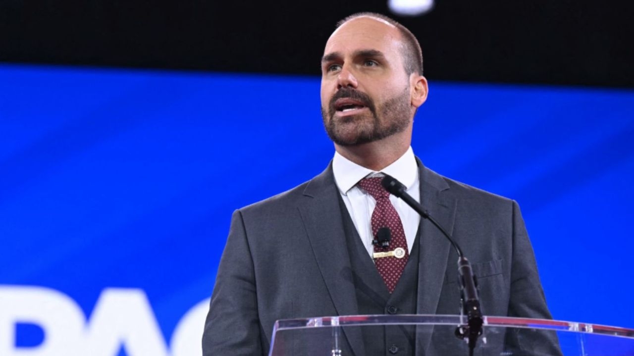 Eduardo Bolsonaro formaliza pedido de licença do mandato