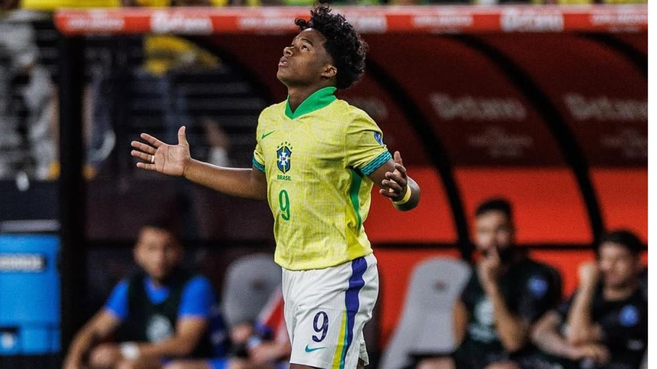 Endrick fica no banco durante a partida entre Brasil e Colômbia