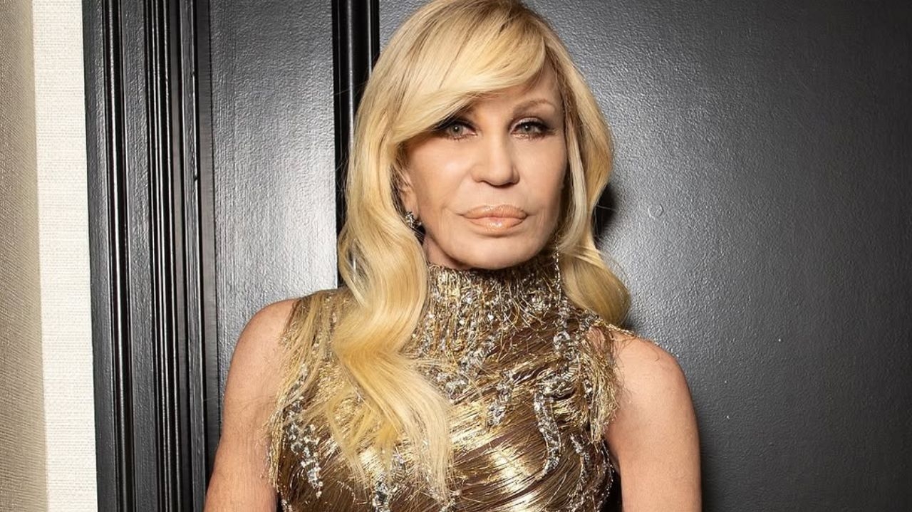 Donatella Versace é anunciada como presidente do júri do Woolmark 2025