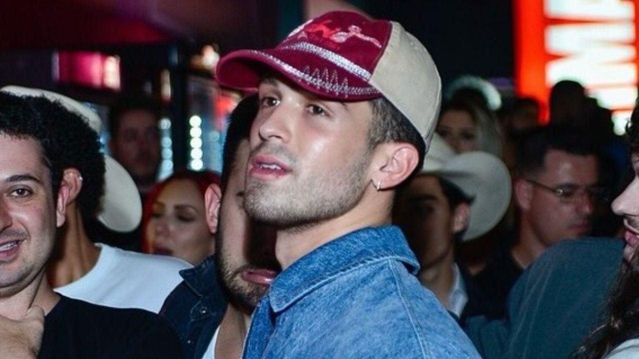 João Guilherme é flagrado em festa ao lado de amigos em São Paulo