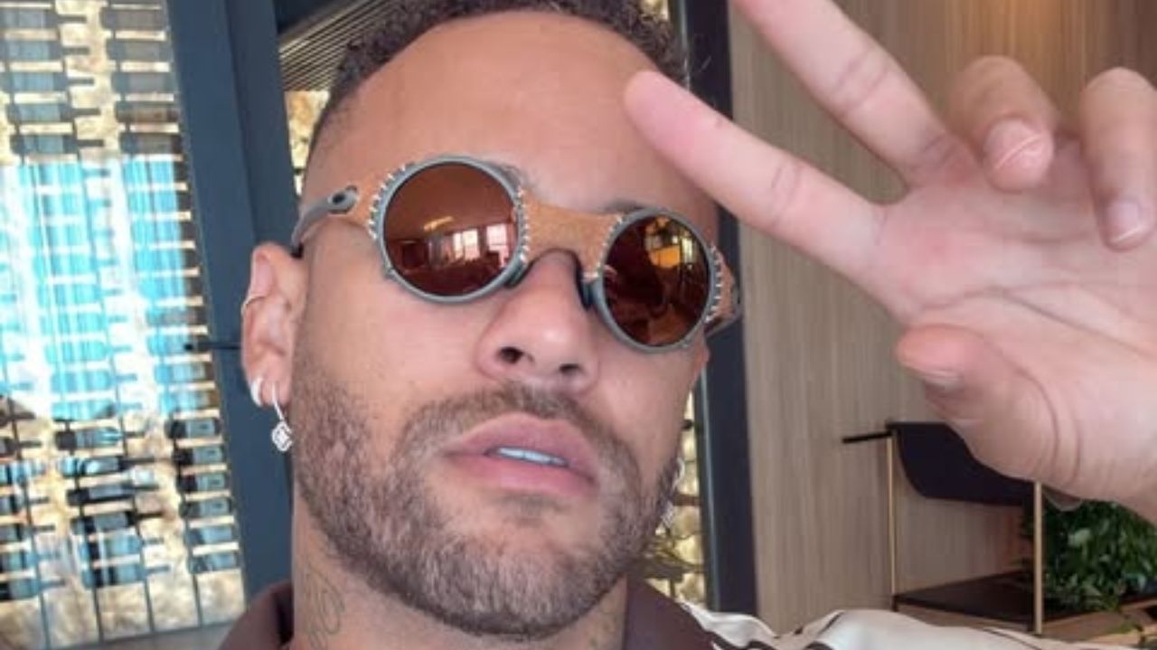 Neymar Jr. chama atenção em foto usando acessórios que somam mais de R$ 189 mil