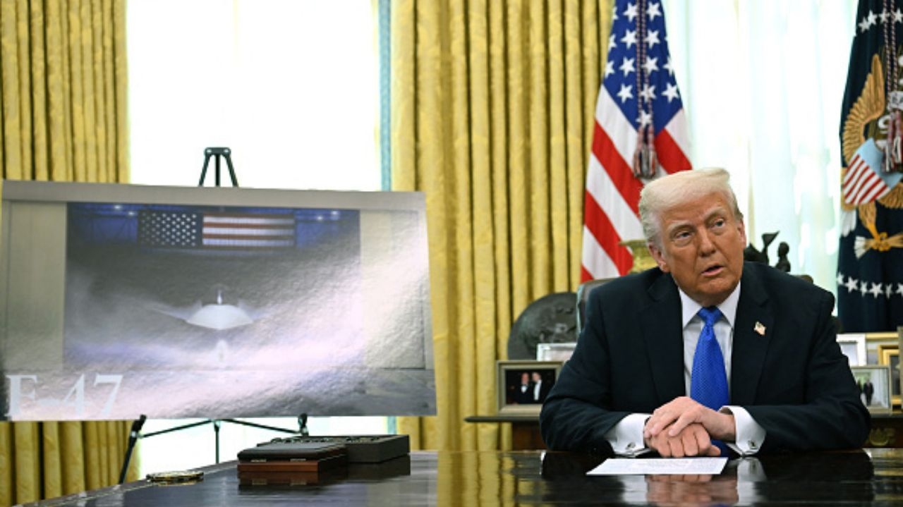 Trump assina contrato com a Boeing para fabricar caça mais letal já criado