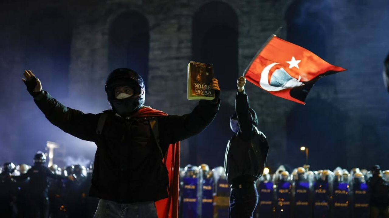 Manifestantes e policiais entram em confronto na Turquia