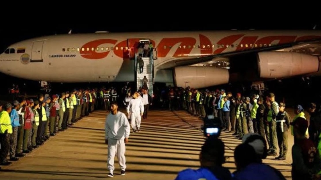 Cidadãos venezuelanos deportados dos EUA sofre negligência em centro de detenção