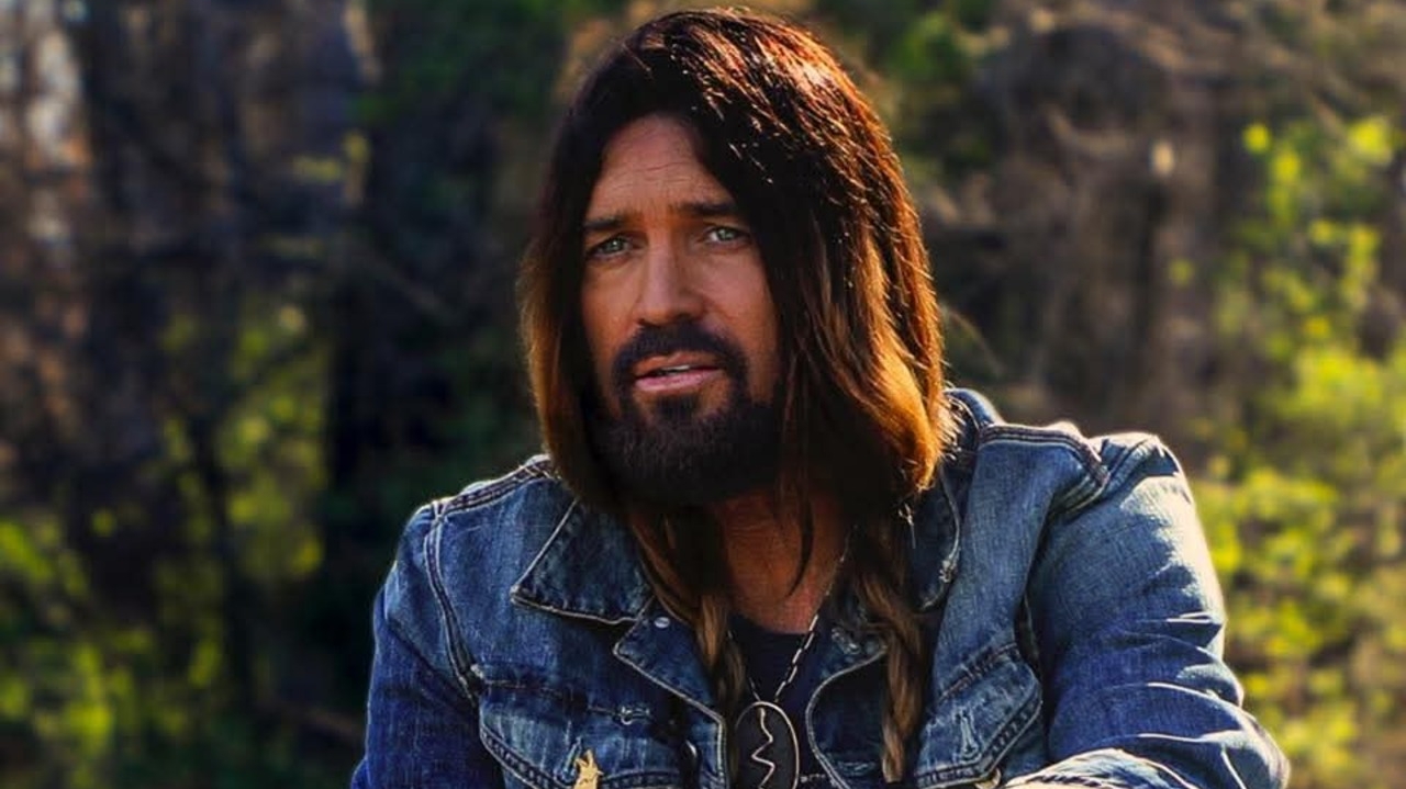 Billy Ray Cyrus se emociona ao homenagear filhas: “Chorando enquanto escrevo”