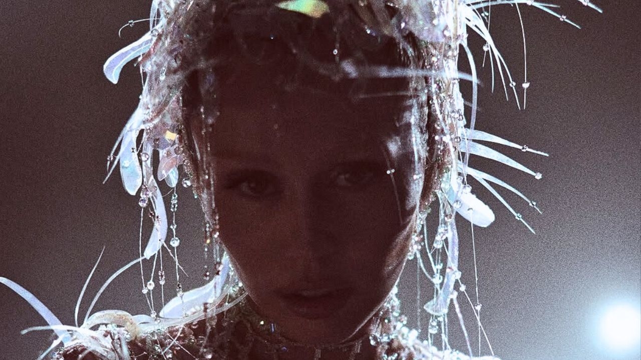 Miley Cyrus divulgou o trailer do seu novo álbum denominado “Something Beautiful”