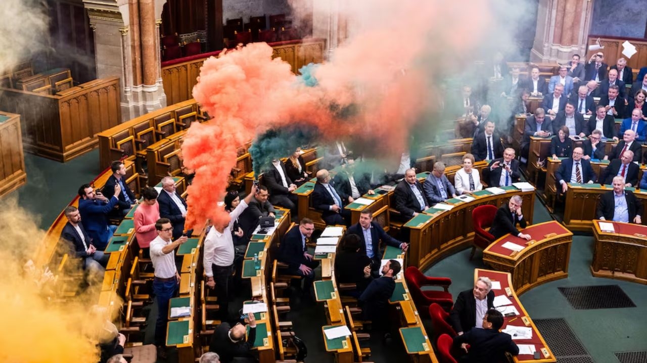 Na Hungria, proibição de eventos do Orgulho LGBTQIA+ resulta em protesto