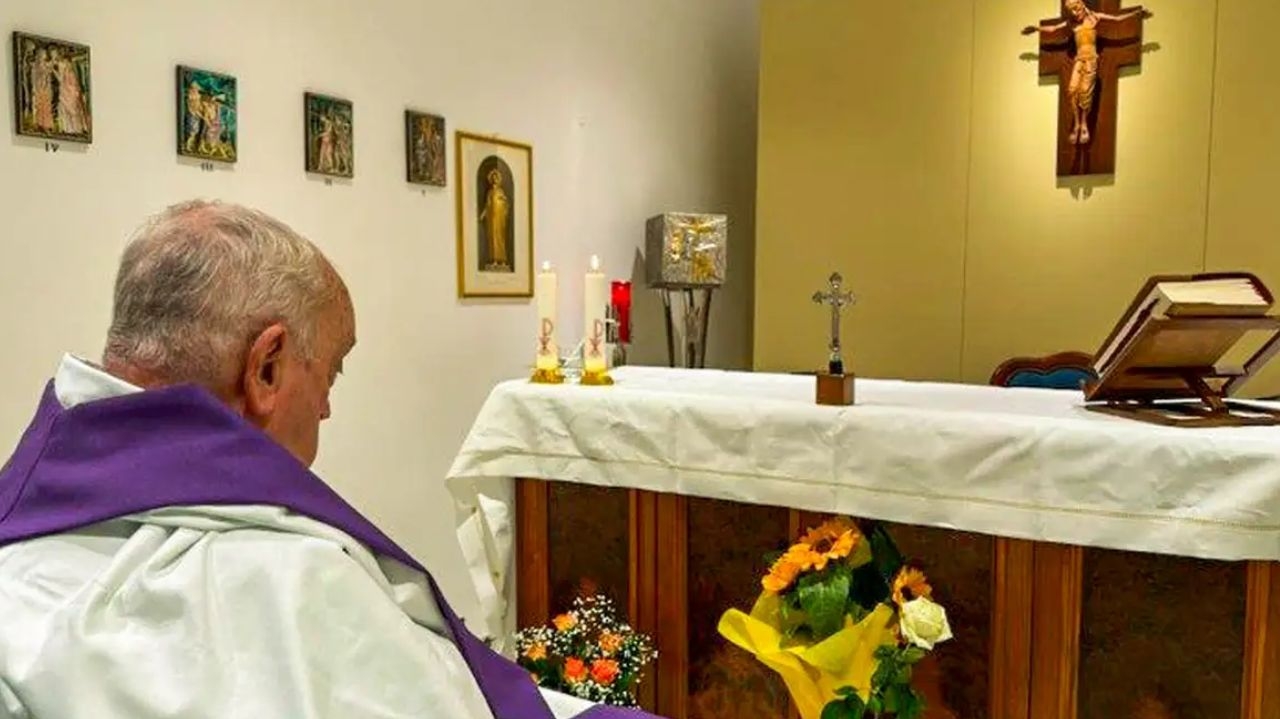 Papa Francisco paga pizza para médicos que conduziram seu tratamento