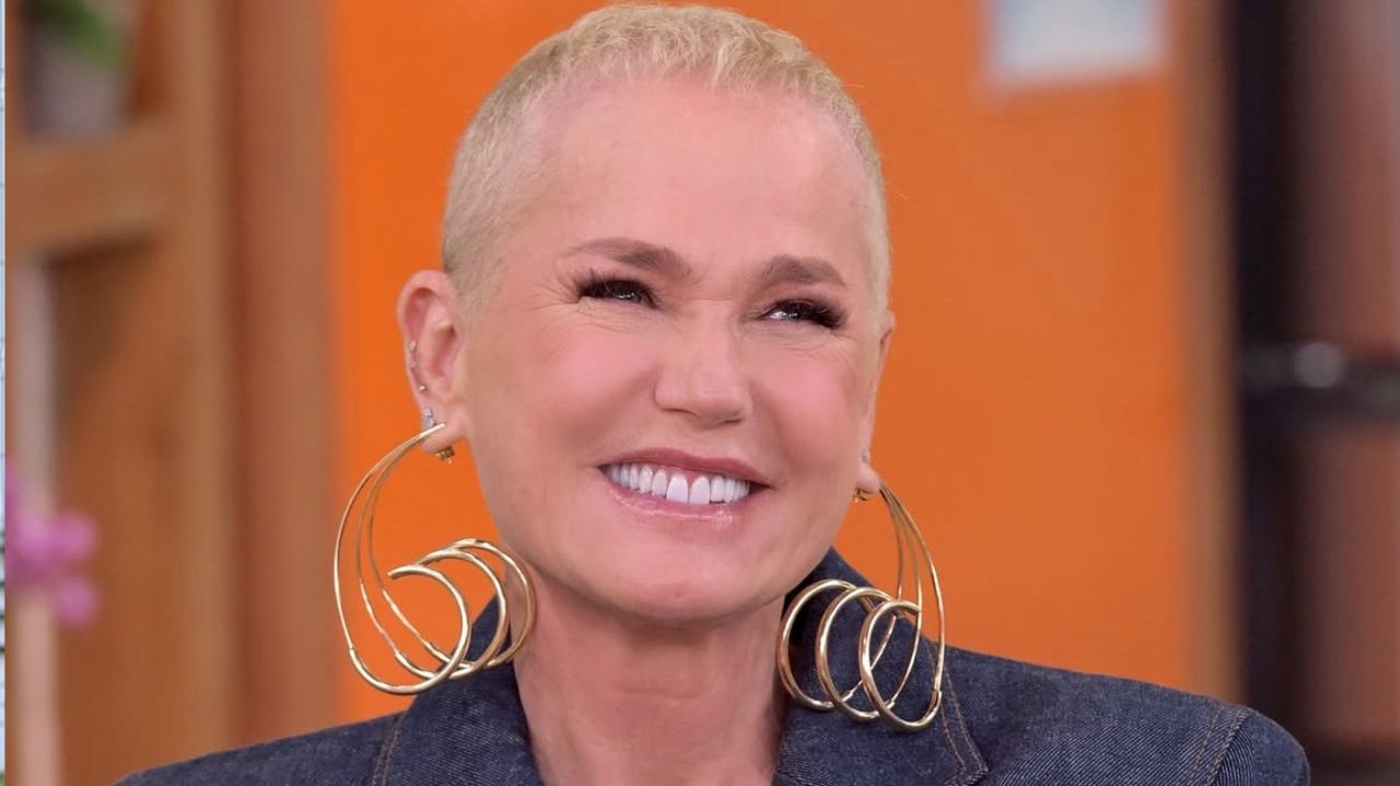 Xuxa é recebida por vários fãs, no dia do seu aniversário na entrada dos Estúdios Globo