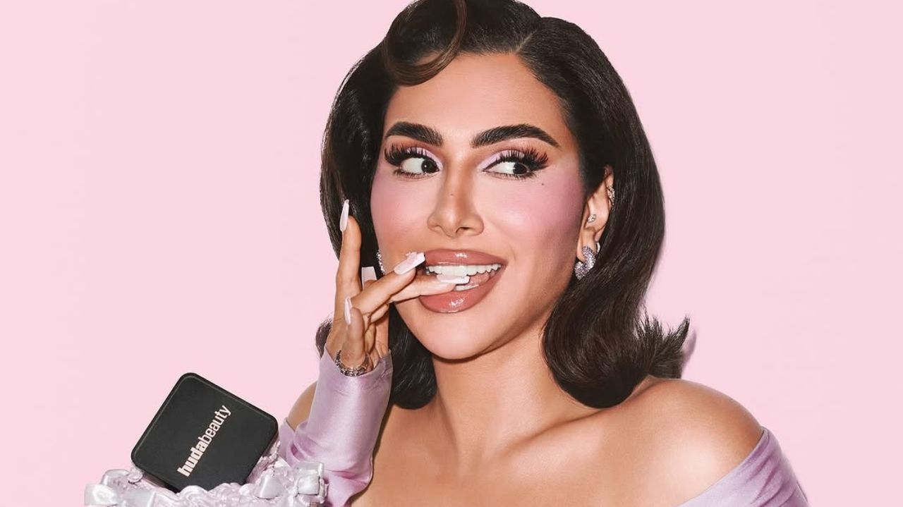 Pó facial roxo da Huda Beauty vira tendência nas redes sociais