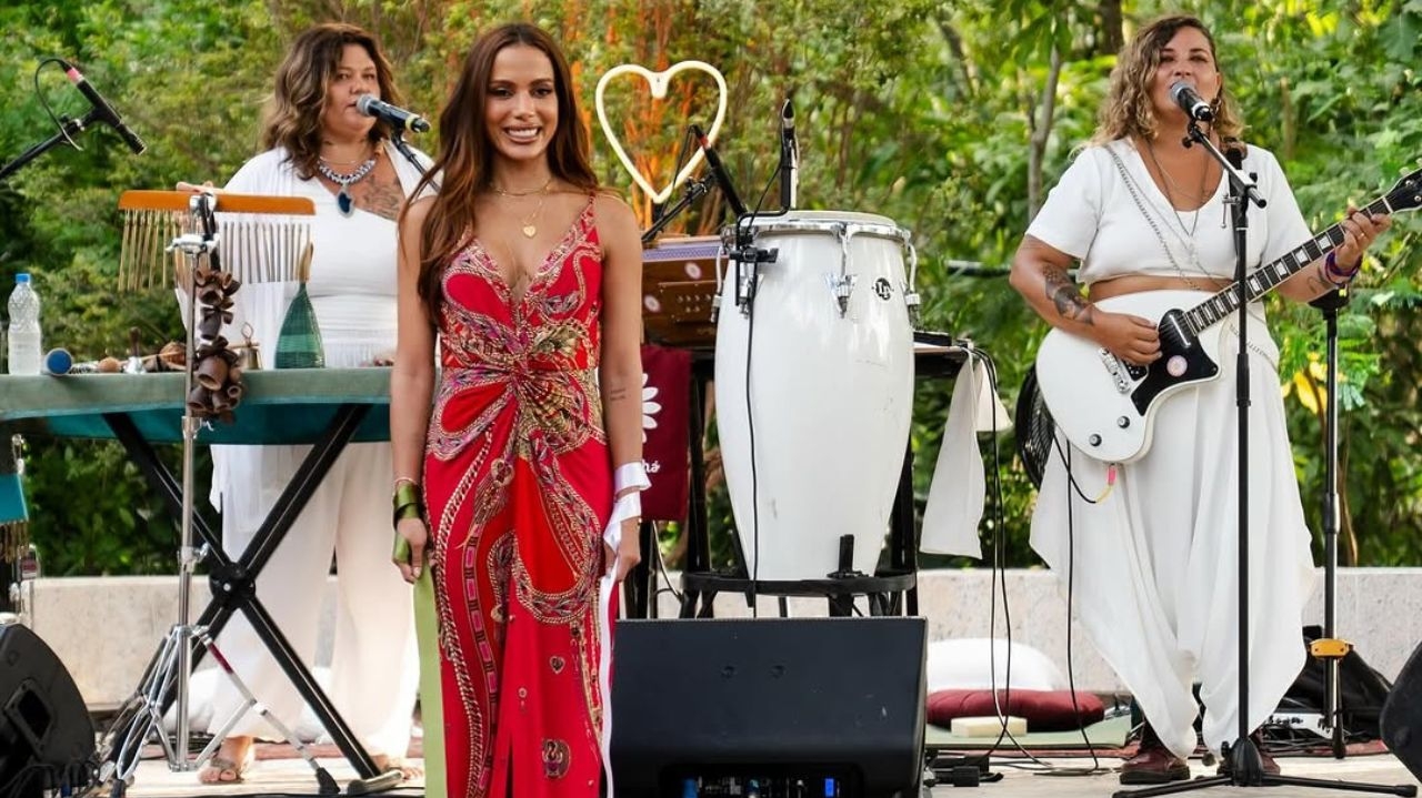 Anitta adota vestidos longos e fluidos em nova fase visual e espiritual