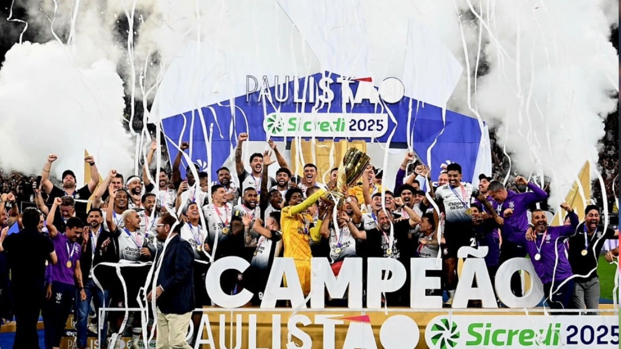 Corinthians levanta taça do Paulistão pela 31ª vez e amplia vantagem sobre os rivais