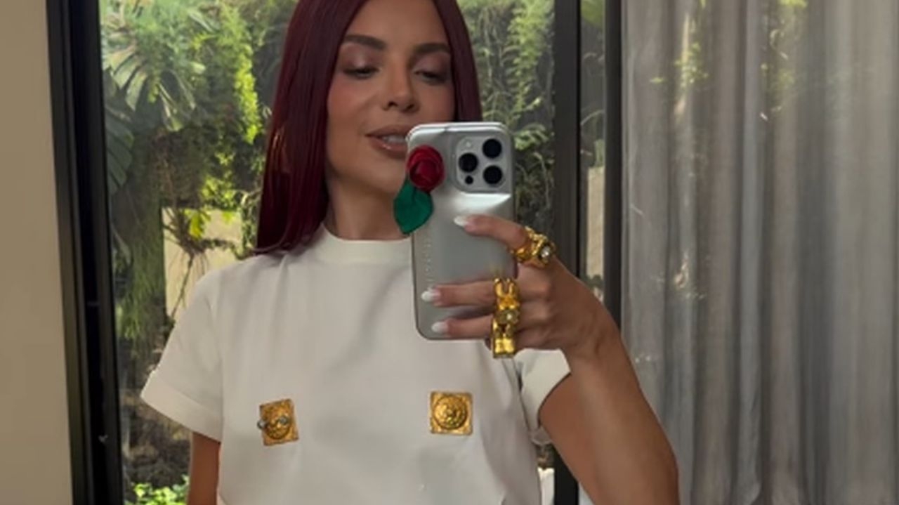 Gkay aposta em camisa que simula piercing nos mamilos de R$ 8 mil