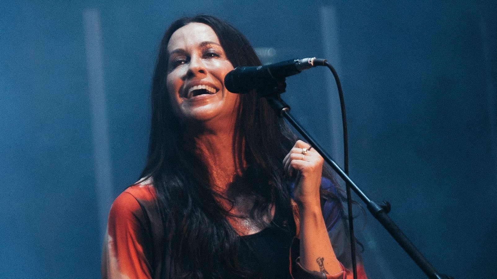 Lollapalooza 2025: Alanis Morissette fez estreia no festival com show nostálgico e impactante