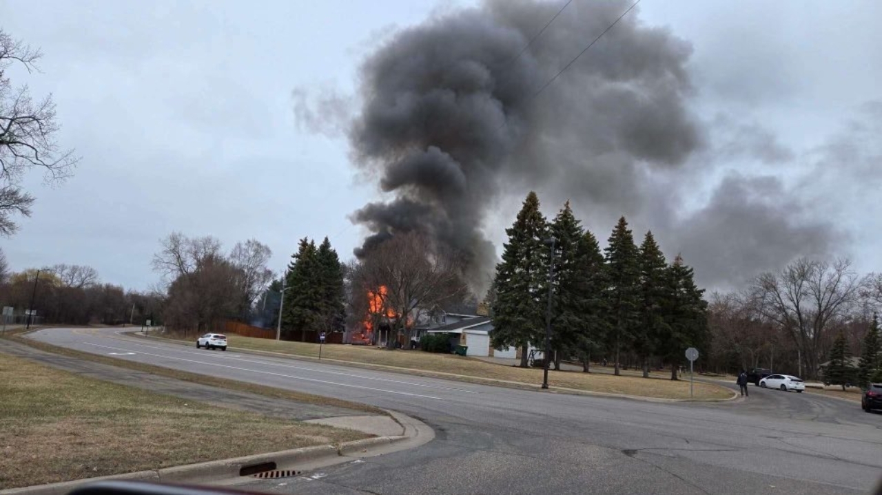 Queda de pequeno avião em casa provoca incêndio em Minneapolis