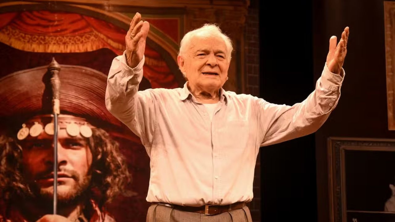 Othon Bastos passal mal e interrompe apresentação em São Paulo