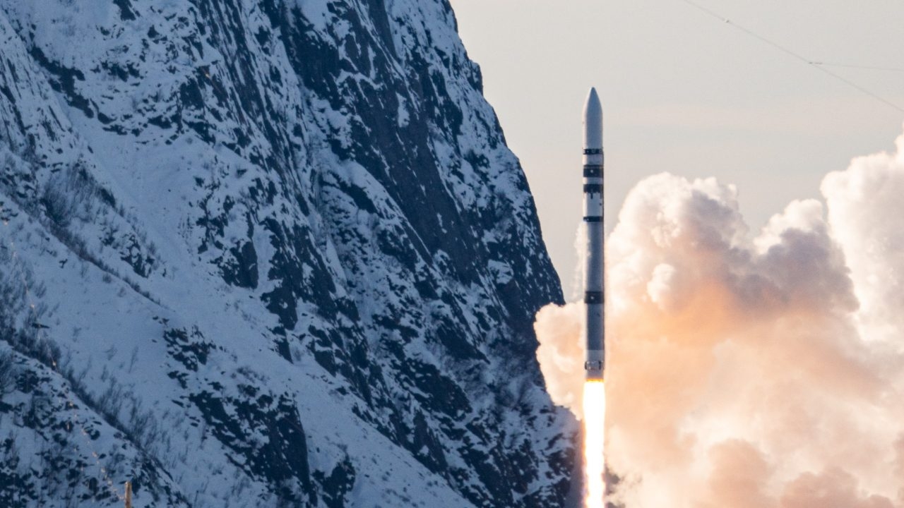 Em sua primeira missão, foguete alemão dura menos de um minuto antes de explodir no mar