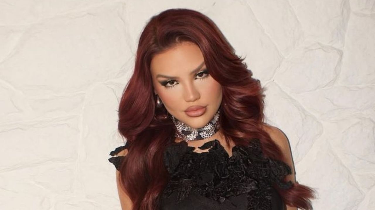 Bandanas e lenços no pescoço voltam à moda e transformam looks