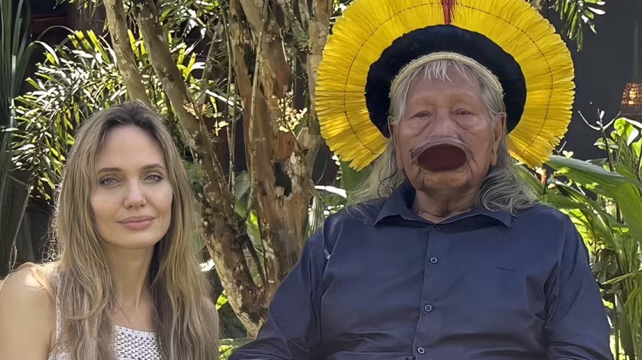 Angelina Jolie faz visita inesperada em aldeia do Xingu