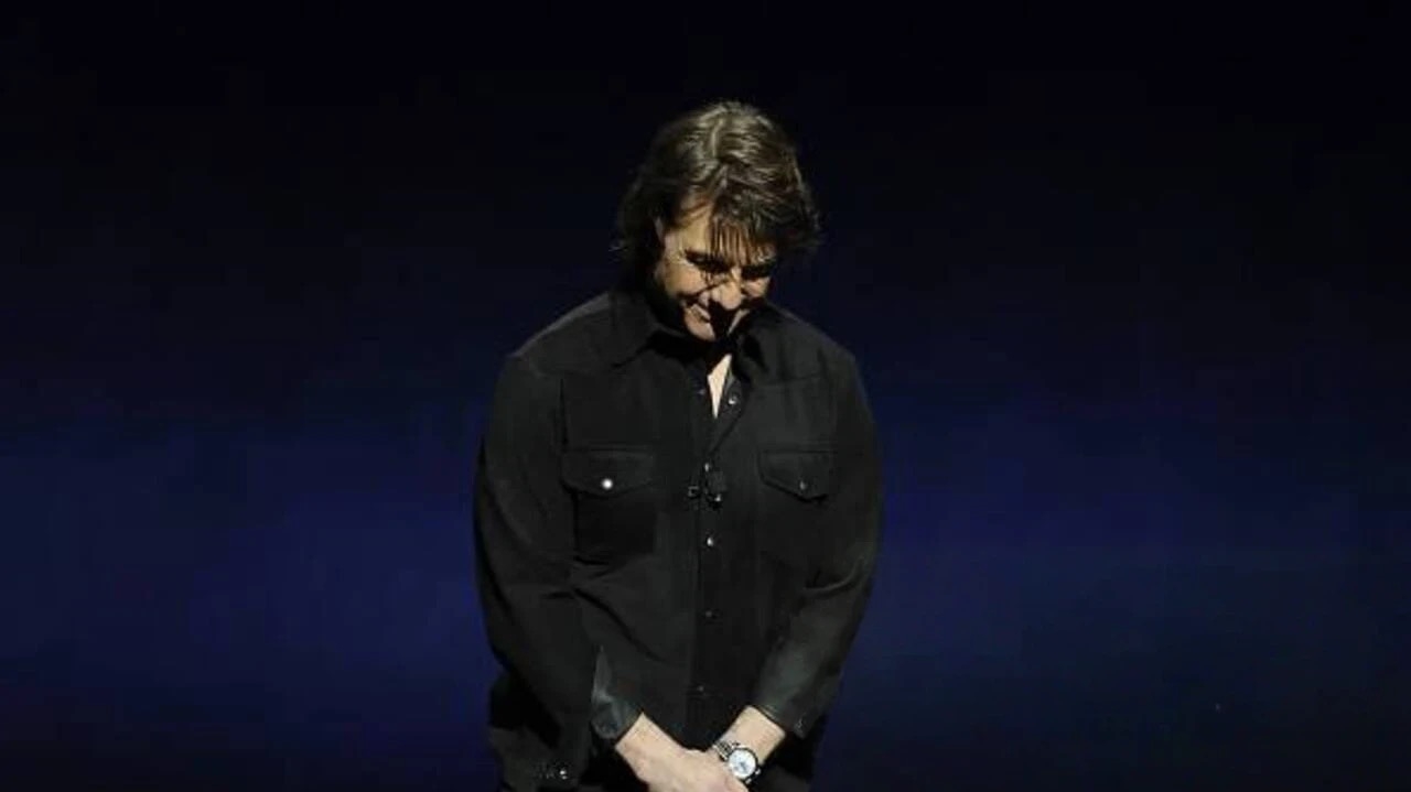 Tom Cruise faz homenagem para Val Kilmer em evento