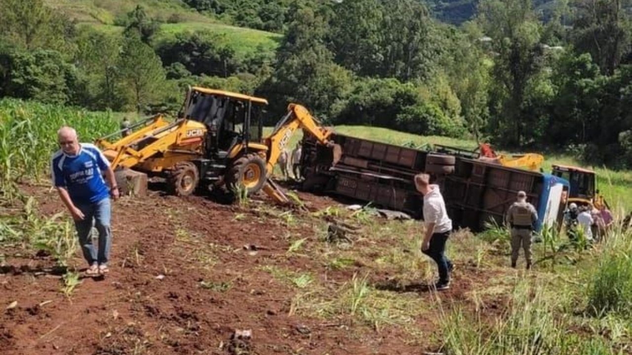 Ônibus capota no RS e deixa sete mortos e feridos