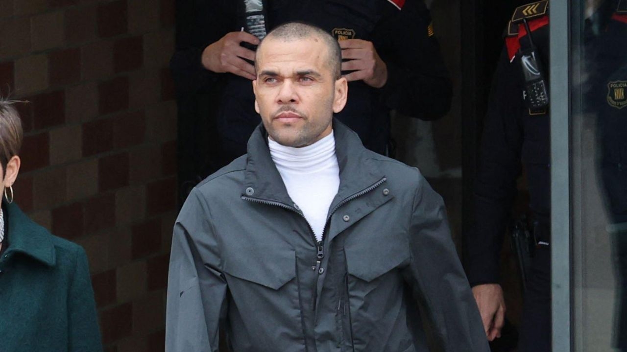 Daniel Alves recupera passaportes e pode retornar ao Brasil