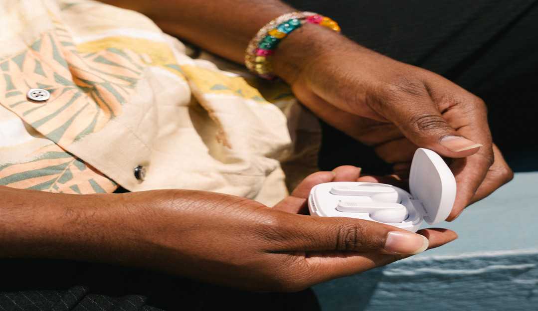 Novo fone de ouvido da JBL chega ao Brasil com bateria de 28 horas