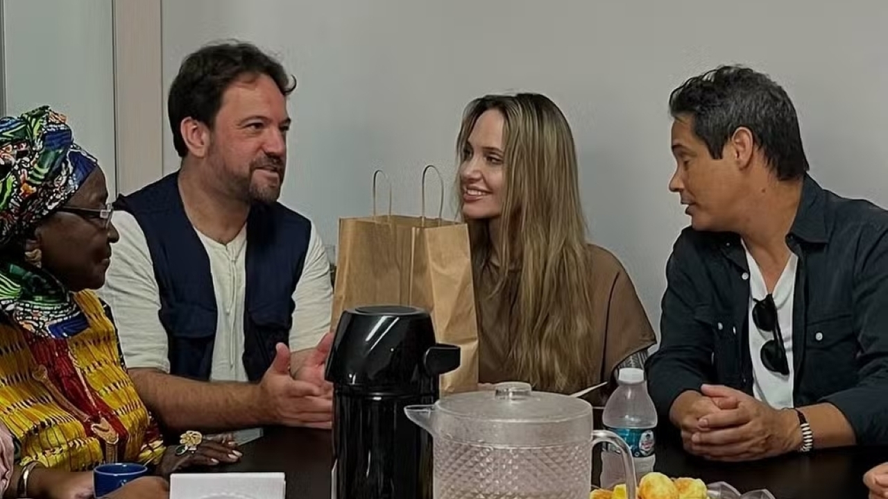 Angelina Jolie faz visita a ONG para Imigrantes em São Paulo