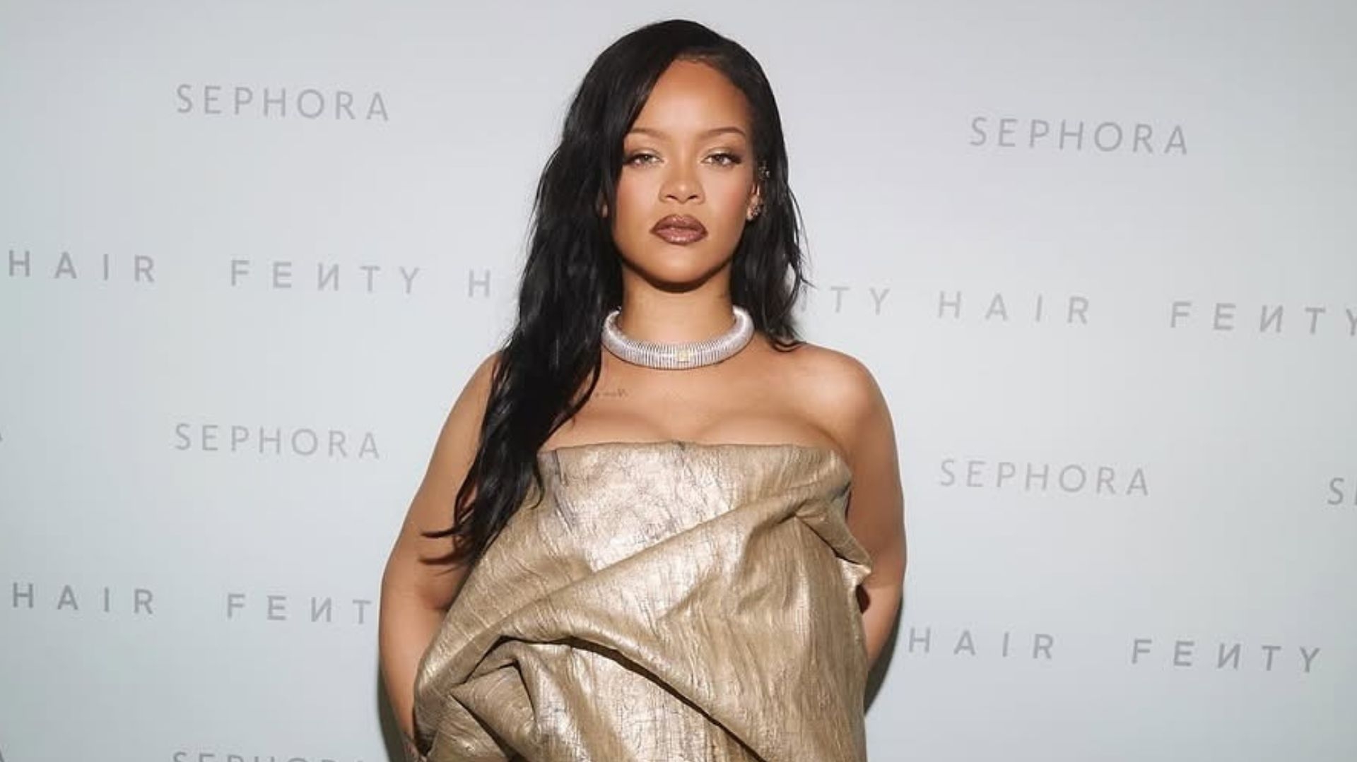 Rihanna levanta suspeitas de nova gravidez ao usar looks oversized