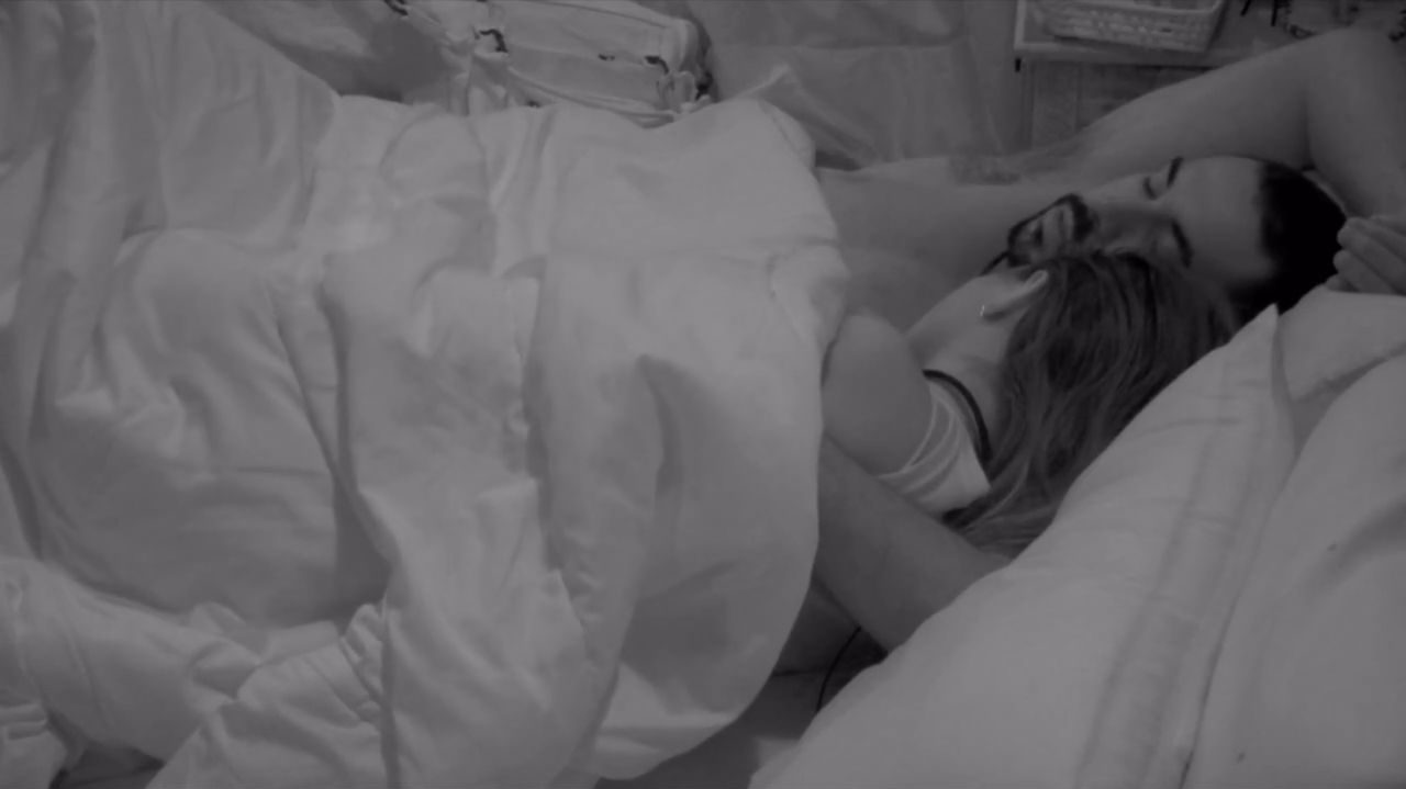 BBB 25: Renata e Maike dormem juntos e trocam carinhos durante a madrugada