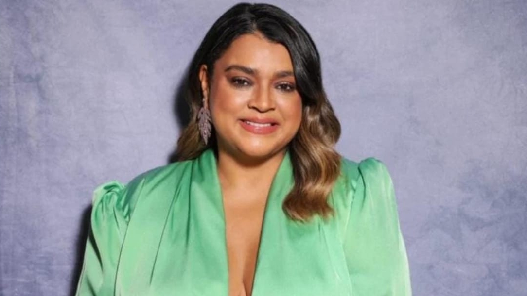 Preta Gil ganha momentos afetivos nos braços de seu pai